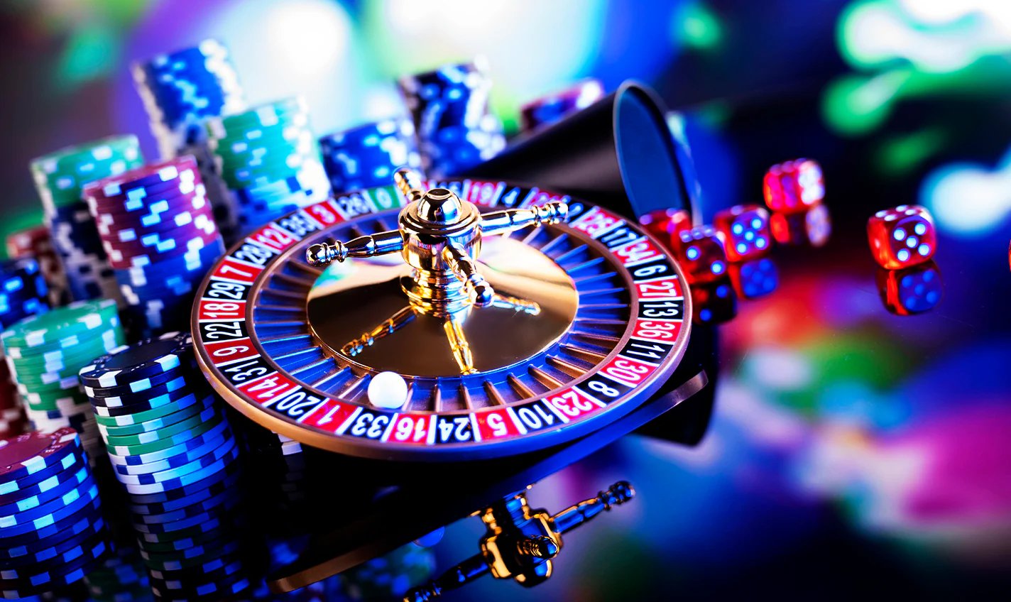 Pengguna meninjau klaim bonus di ponsel